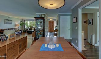 4 Fairway Ct, Albany, NY 12208