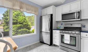 19 Vanderbilt Dr, Narragansett, RI 02882