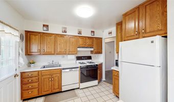 42 Plainfield Rd, Albertson, NY 11507