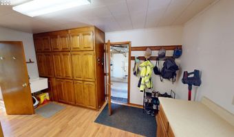 925 7TH St, Brookings, OR 97415