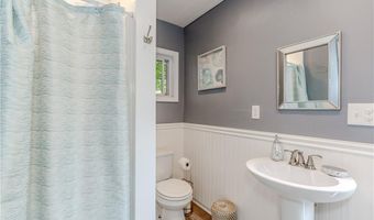 21 Crestwood Rd, Warwick, RI 02886