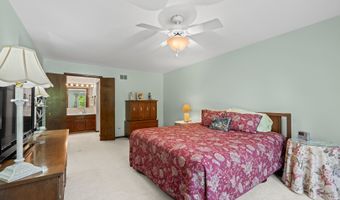 1507 W Plymouth Dr, Arlington Heights, IL 60004