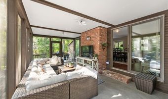 2 Spinney Ln, North Kingstown, RI 02852