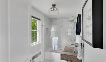 28 Loudon Pkwy, Albany, NY 12211