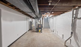 2405 Woodcrest Dr, Alton, IL 62002