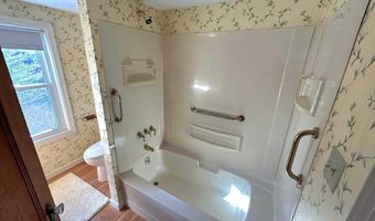 208 7th St, Bangor, ME 04401