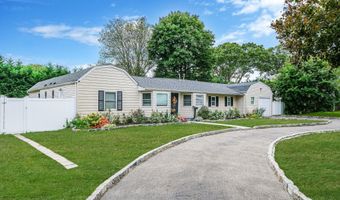 62 Bayside Ave, Amity Harbor, NY 11701
