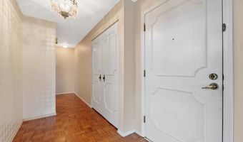 910 Claytonbrook Dr 1, Ballwin, MO 63011