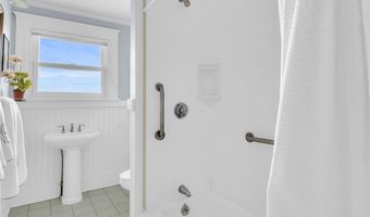 4 Van Zandt Ave, Newport, RI 02840