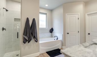 135 Calvin Dr, Wolfforth, TX 79382
