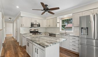 327 Oakwood Dr, Antioch, IL 60002