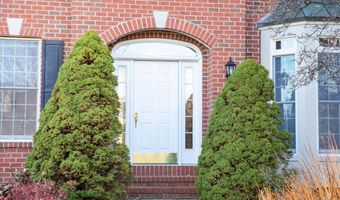 4 Hilander Dr, Albany, NY 12211