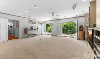 200 Robinhood Rd, Asheville, NC 28804