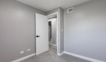 4 N327 7th Ave, Addison, IL 60101