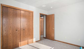 421 N 9th Ave, Brandon, SD 57005