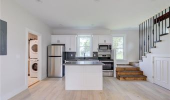 556 E Main Rd, Middletown, RI 02842