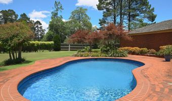 260 Oakridge Ln, Albertson, NY 11507