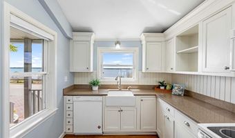 15 Shore Dr, Barrington, RI 02806