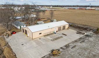 5276 Oakcrest Hill Rd SE, Riverside, IA 52327