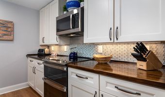 28 Palm Beach Ave, Narragansett, RI 02882