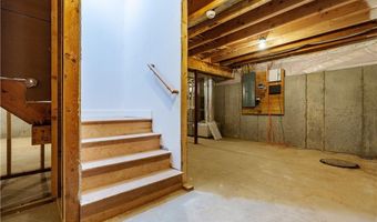 44 Saddlebrook Dr, Warwick, RI 02818