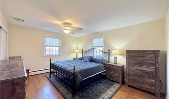 24 High St, Middletown, RI 02842