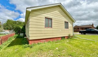 308 4th St SW, Bowman, ND 58623