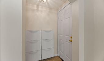 1817 N QUEENS Ln 2-161, Arlington, VA 22201