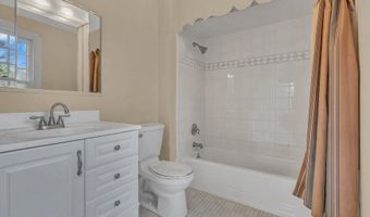 911 Middletown Lincroft Rd, Middletown, NJ 07748