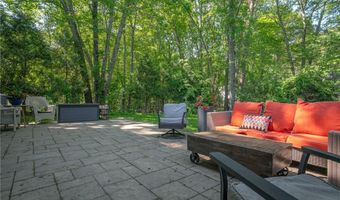 125 Fernwood Dr, East Greenwich, RI 02818