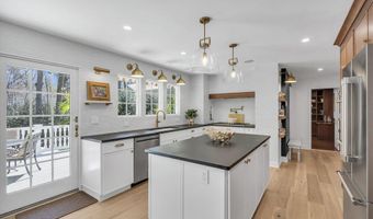 14 Bunker Hill Dr, Middletown, NJ 07748
