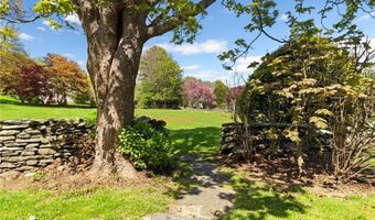 6 Baldwin Rd, Middletown, RI 02842
