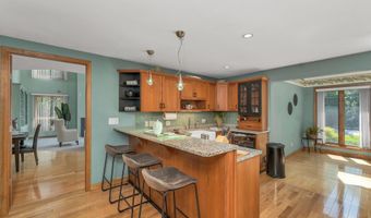 82 Pilgrim Dr, Bedford, NH 03110