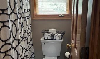 15733 Pine Cir, Basehor, KS 66007