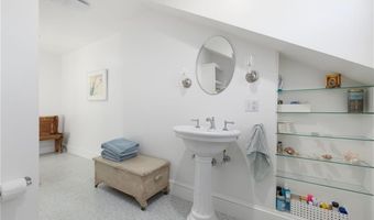 9 White Ter, Middletown, RI 02842