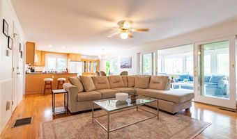 10 Cross Rd, Narragansett, RI 02882