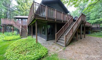 550 Greentree Ln NE, Ada, MI 49301