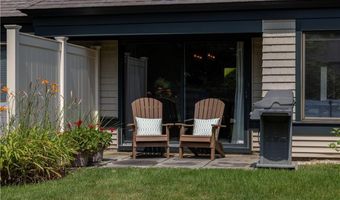 2 Martingale Ln, Narragansett, RI 02882