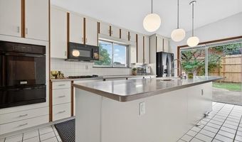 909 Lynnwood Ct, Bartlesville, OK 74006
