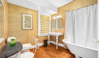 3 Memorial Blvd, Newport, RI 02840