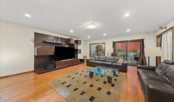 10 Morley Ct, Albertson, NY 11507