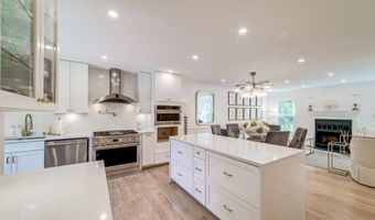 8 CARRIAGE HOUSE Cir, Alexandria, VA 22304