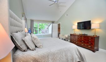 11 Templeton Ct 11, Avon, CT 06001