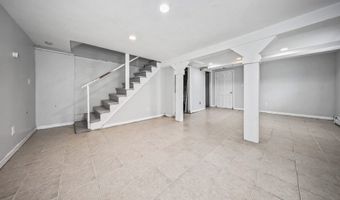 71 Sunshine Cir, Bridgeport, CT 06606