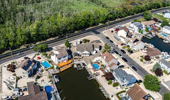 50 Yardarm Ct, Bayville, NJ 08721