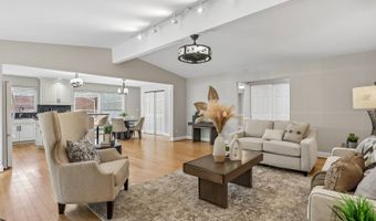 318 Algonquin Dr, Ballwin, MO 63011
