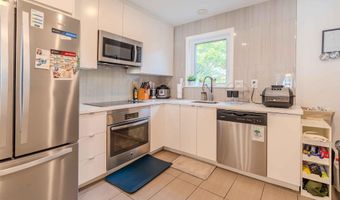 942 N MCKINLEY Rd, Arlington, VA 22205
