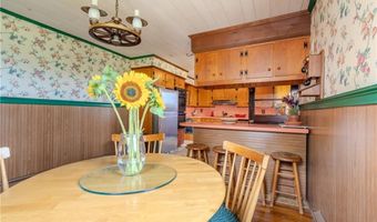 8 Spruce Ave, Middletown, RI 02842