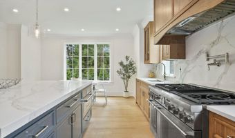 8 Fado Ln, Cos Cob, CT 06807