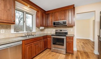 3 Springwood Manor Dr, Albany, NY 12211